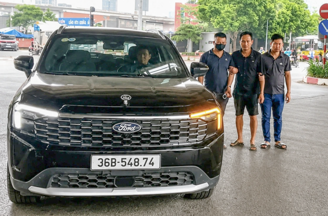 Tạm giữ hình sự tài xế lái ô tô ủn cảnh sát giao thông