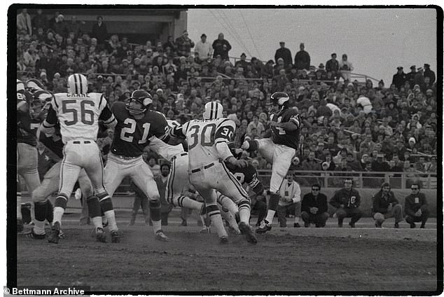 Lindsey (21) also won an NFL championship in the pros as a member of the Vikings in 1969