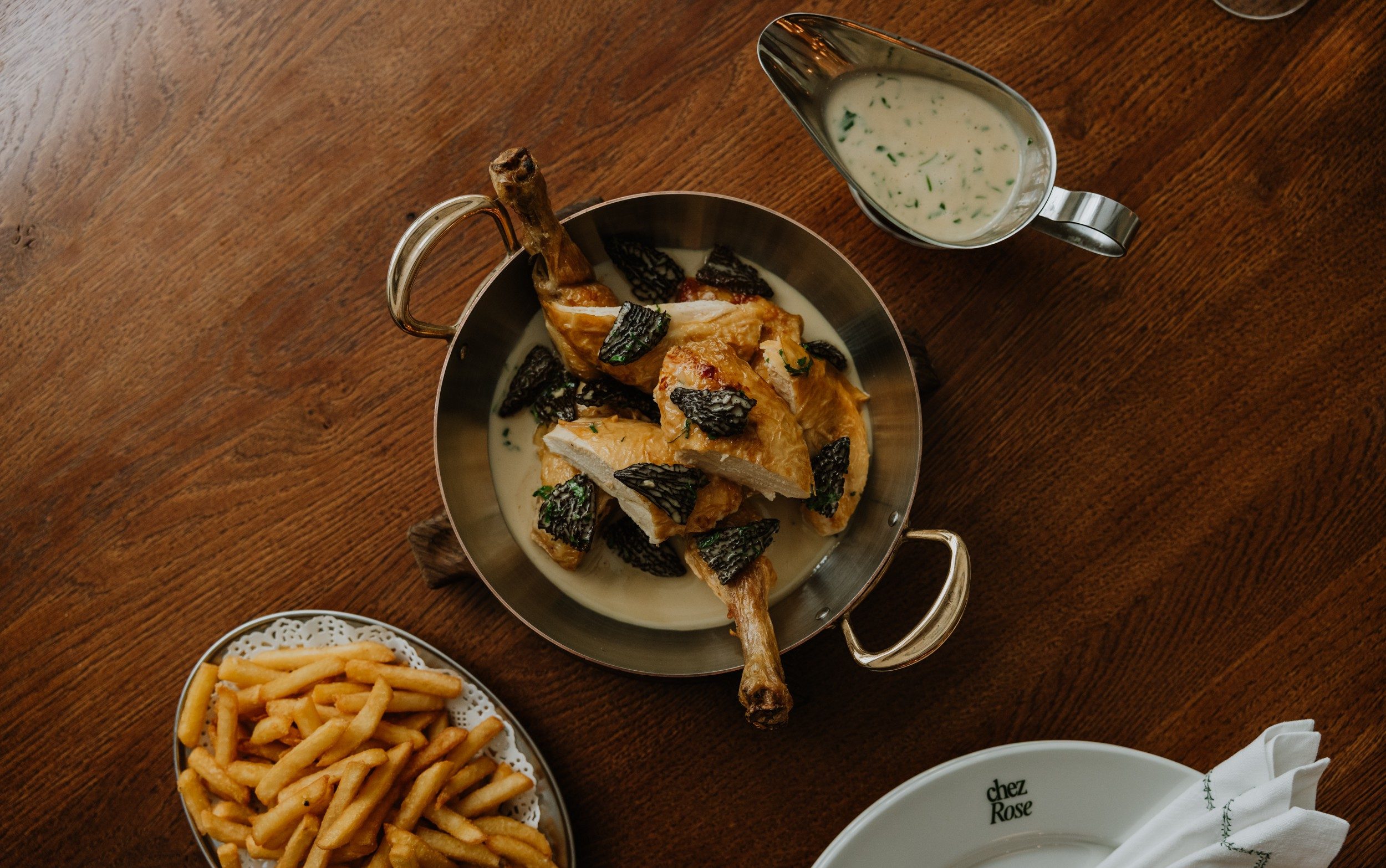 Poulet roti, vin jaune, morels, frites