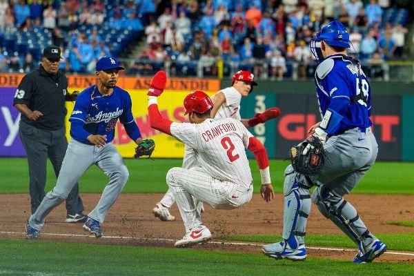 Phillies blow rally after Realmuto's baserunning lapse