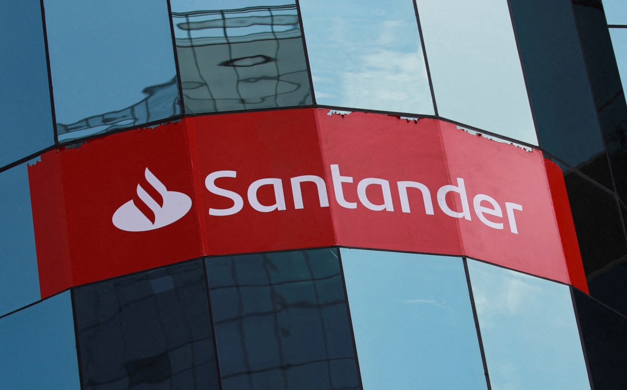 Santander Sees Targets on Track After Customer Gains, Lending Boost Profit