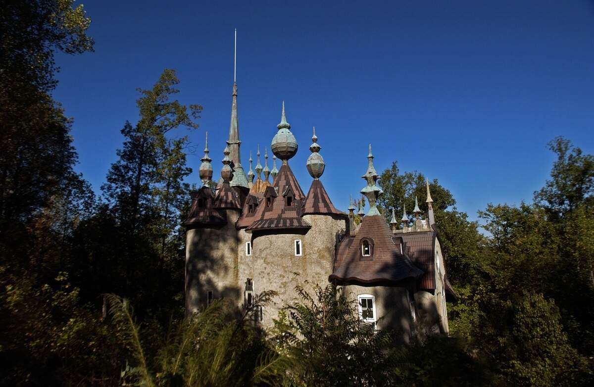 Dueling stories of romance and betrayal open NC castle trial