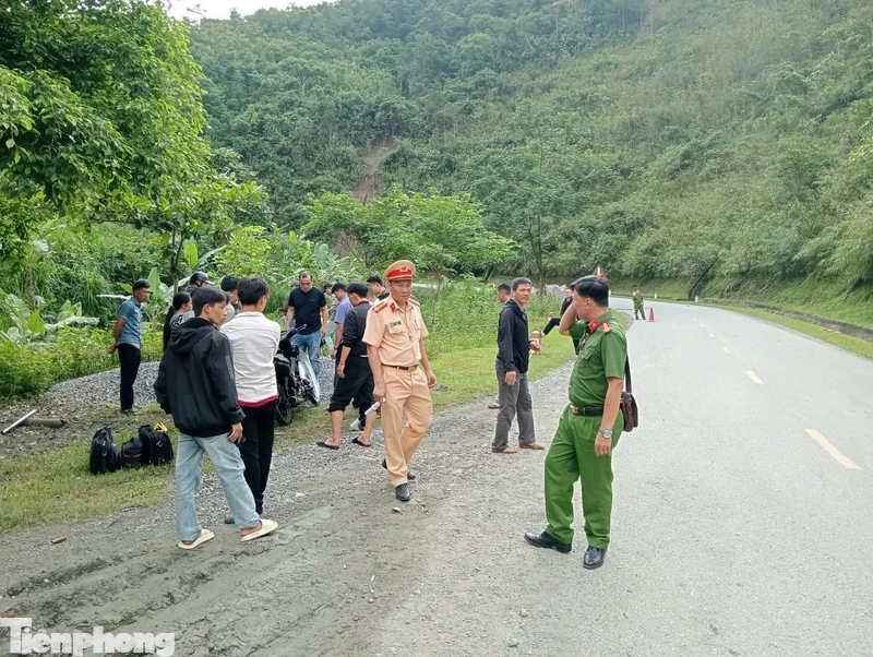 Hai người tử vong sau khi xe máy lao xuống suối