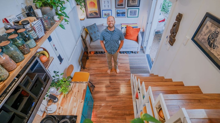 12 people who built a tiny house and found the right person at the door