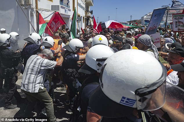Hundreds demonstrate against the arrival of Israeli cruise passengers in Agios Nikolaos