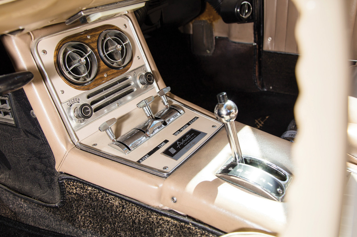 The Studebaker Avanti classic car’s centre console