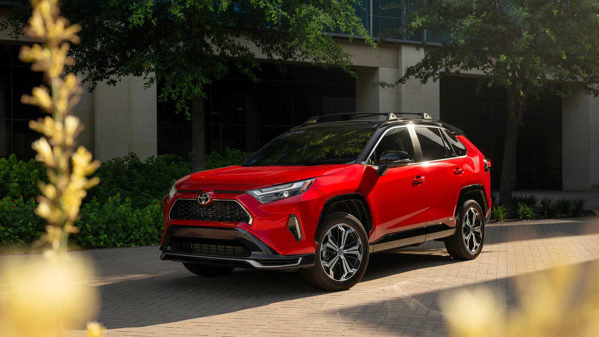 2025 Toyota RAV4 PHEV XSE Supersonic Red front 3/4