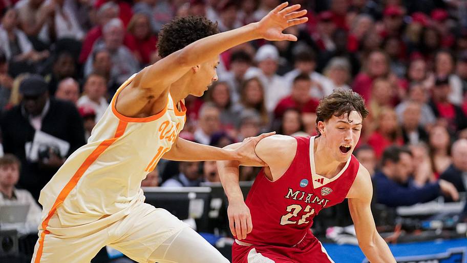 Tennessee Volunteers forward Nate Ament (10) defends against Miami (OH) RedHawks wing Brant Byers (22).