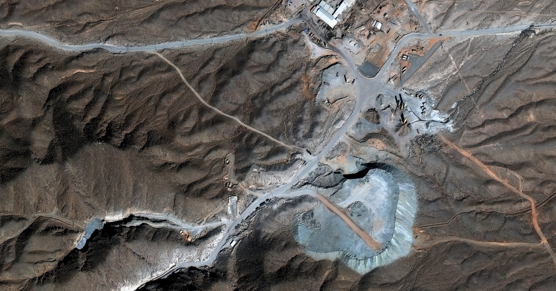 PICKAXE MOUNTAIN NEAR NATANZ NUCLEAR FACILITY, IRAN -- NOVEMBER 14, 2025: 12 -- Vantor satellite image shows tunnel construction activities and a large spoil pile near the Natanz nuclear complex at Pickaxe Mountain. Please use: Satellite image (c) 2026 Vantor.