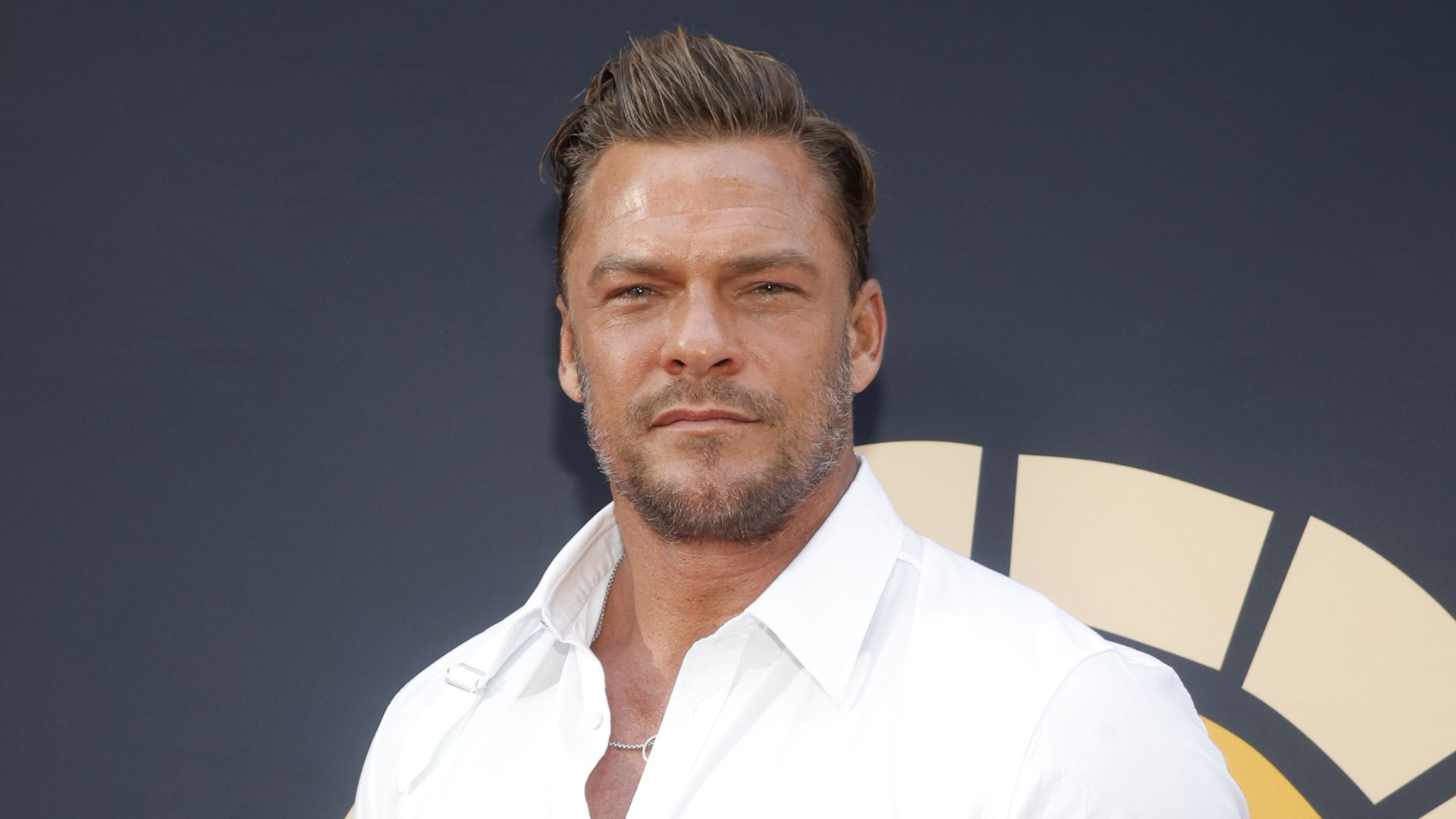 Alan Ritchson's $865M dystopian thriller adaptation is burning up Netflix's US streaming ranks