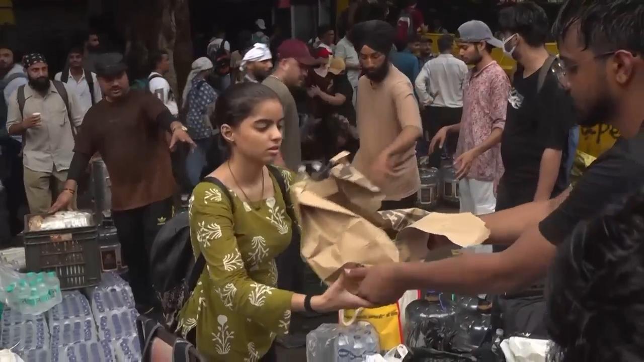 Supporters send food to India's 'Cockroach' protesters
