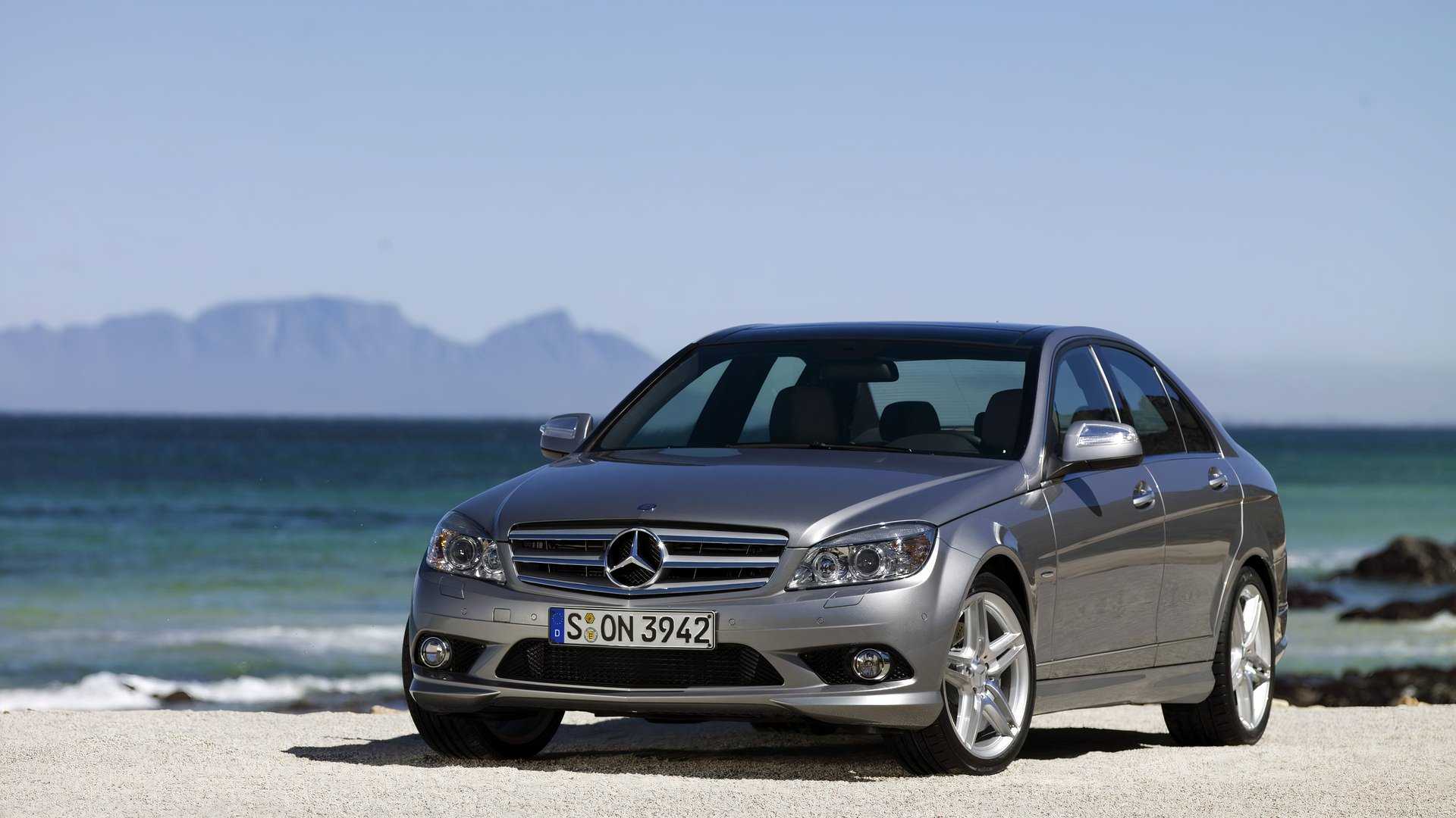 2008-2011 Mercedes-Benz C-Class Front Angle View