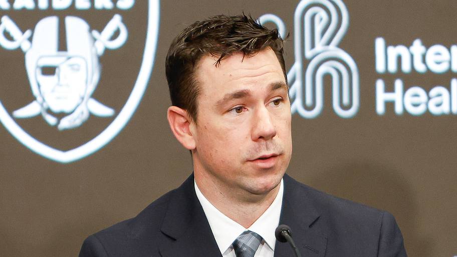 Raiders head coach Klint Kubiak