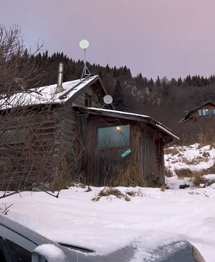 You Have No Worries: 19-Year-Old Lives In Remote Cabin She Rents For $275 A Month