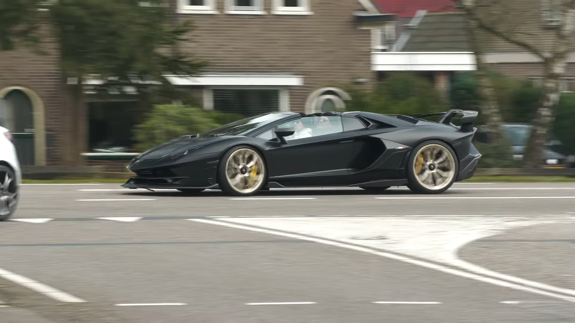 An insane custom supercar captures full public attention