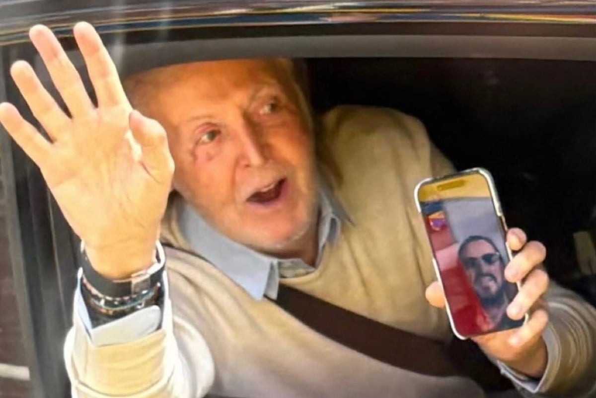 Beatles fans surprised by Paul McCartney and Ringo Starr on bus tour
