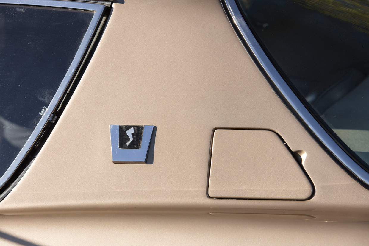 The Studebaker Avanti classic car’s fuel-filler cap