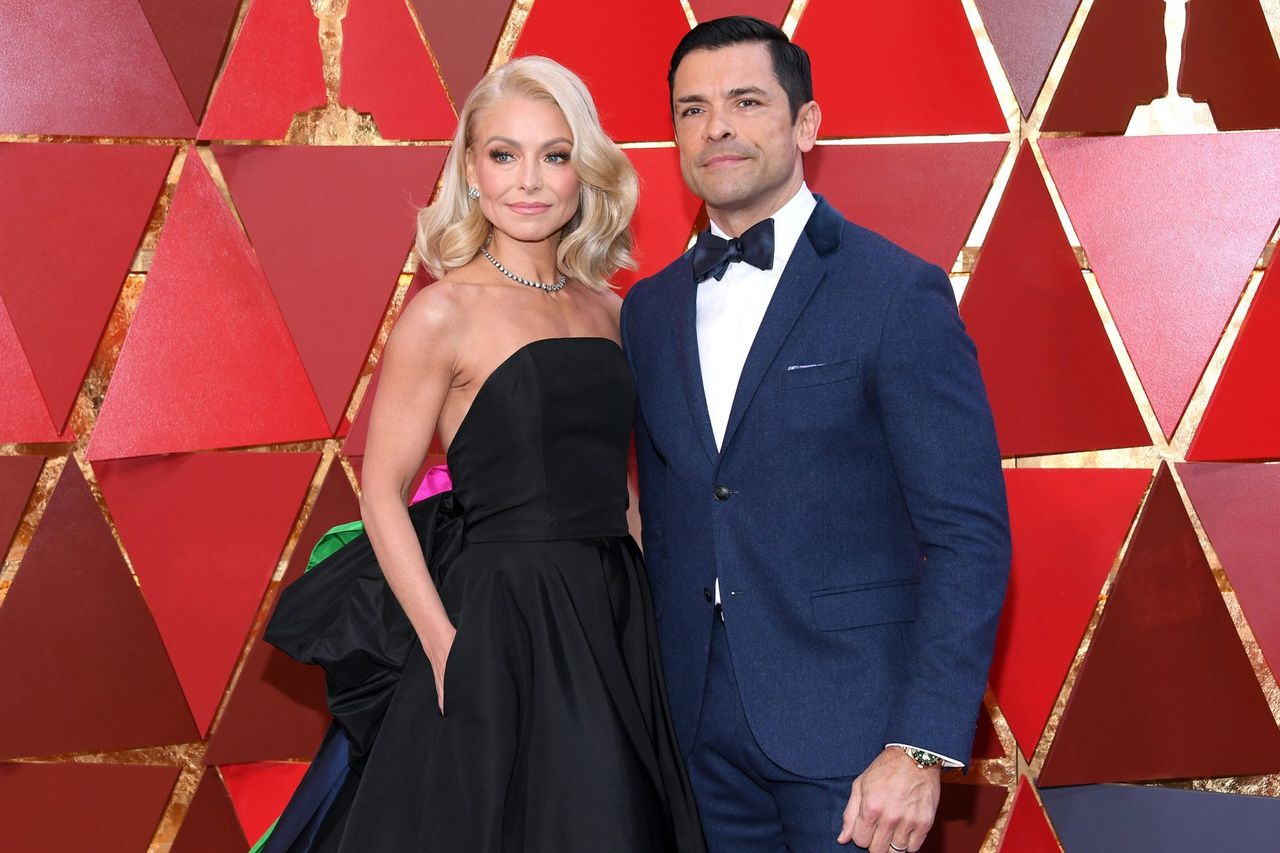 Kelly Ripa and Mark Consuelos attend the 90th annual Academy Awards in L.A. on March 4, 2018