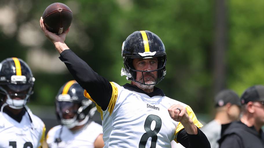 Pittsburgh Steelers quarterback Aaron Rodgers