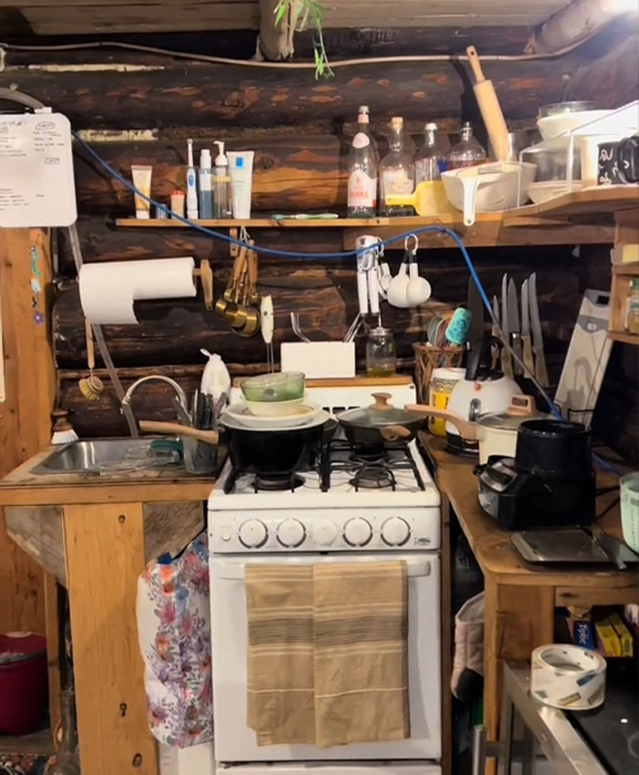 You Have No Worries: 19-Year-Old Lives In Remote Cabin She Rents For $275 A Month