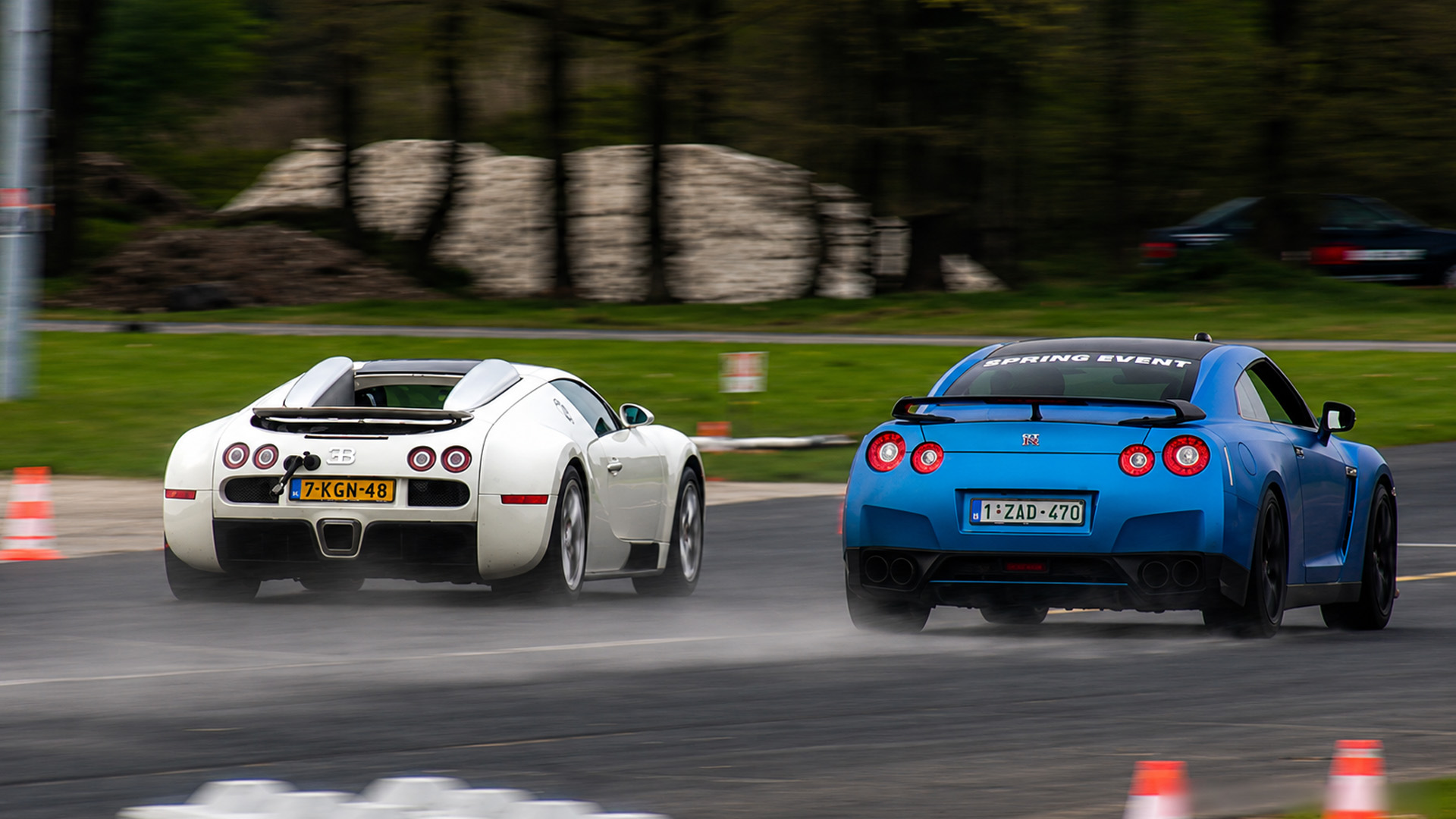 Nissan R35 GT-R challenges Bugatti Veyron in drag battle