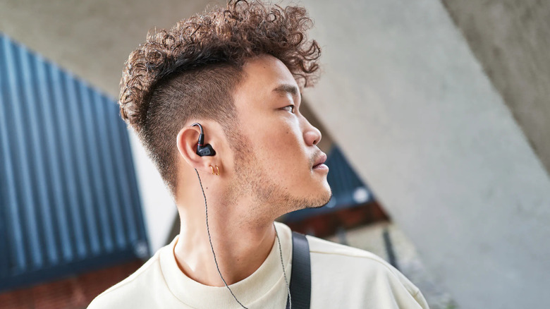 How does Sennheiser's 'dual tuning' feature work?