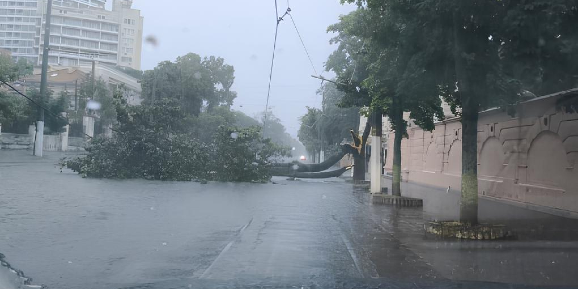 Torrential rain turns Odesa roads into rivers - video