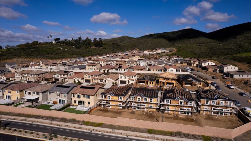 US 30-year mortgage hits 11-month high, MBA says