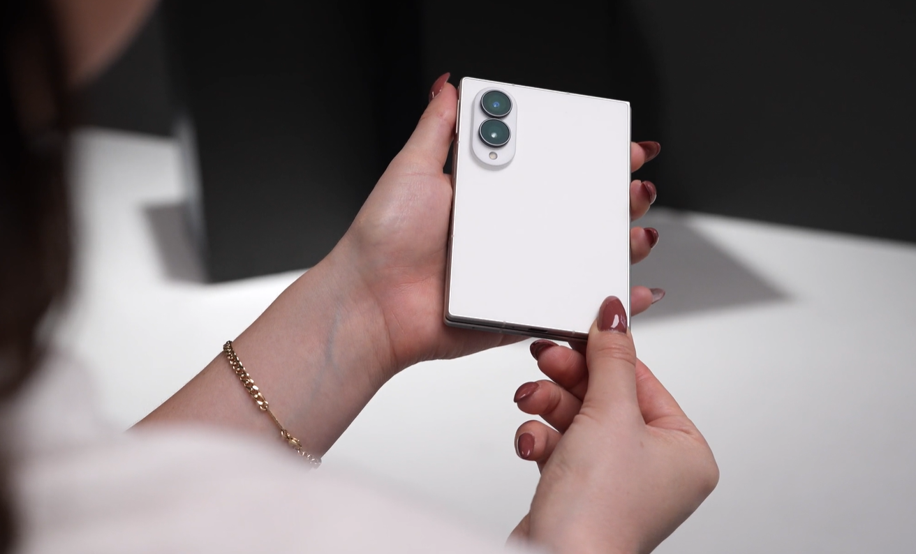 Samsung unveils new foldable phone. See price, colors and release date
