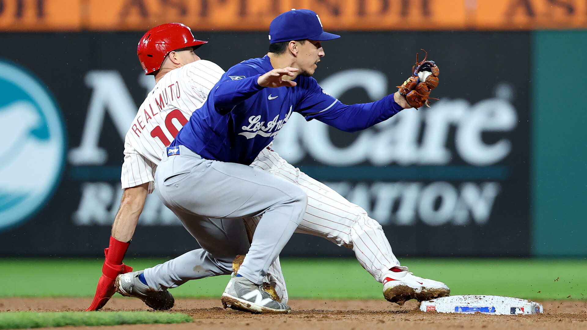 Muncy's two-run homer, Wrobleski's pitching help Dodgers defeat Wheeler, Phillies 2-1