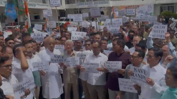 Manipur Congress protests Rahul Gandhi's detention, submits memorandum ...