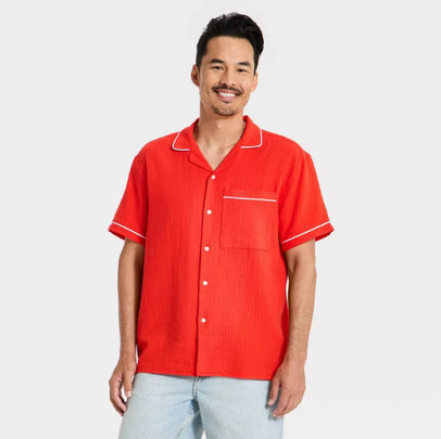 A short-sleeved gauze shirt with piping