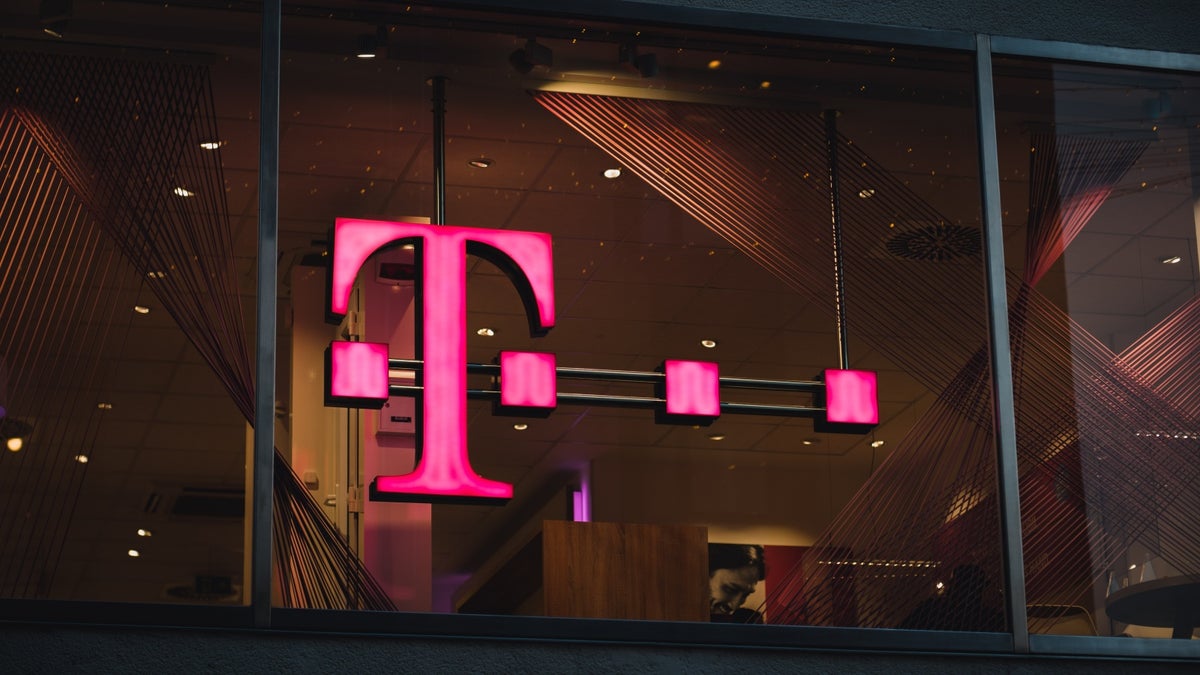 T-Mobile vs Verizon vs AT&T: Millions of speed and availability tests yield one big H1 2026 winner