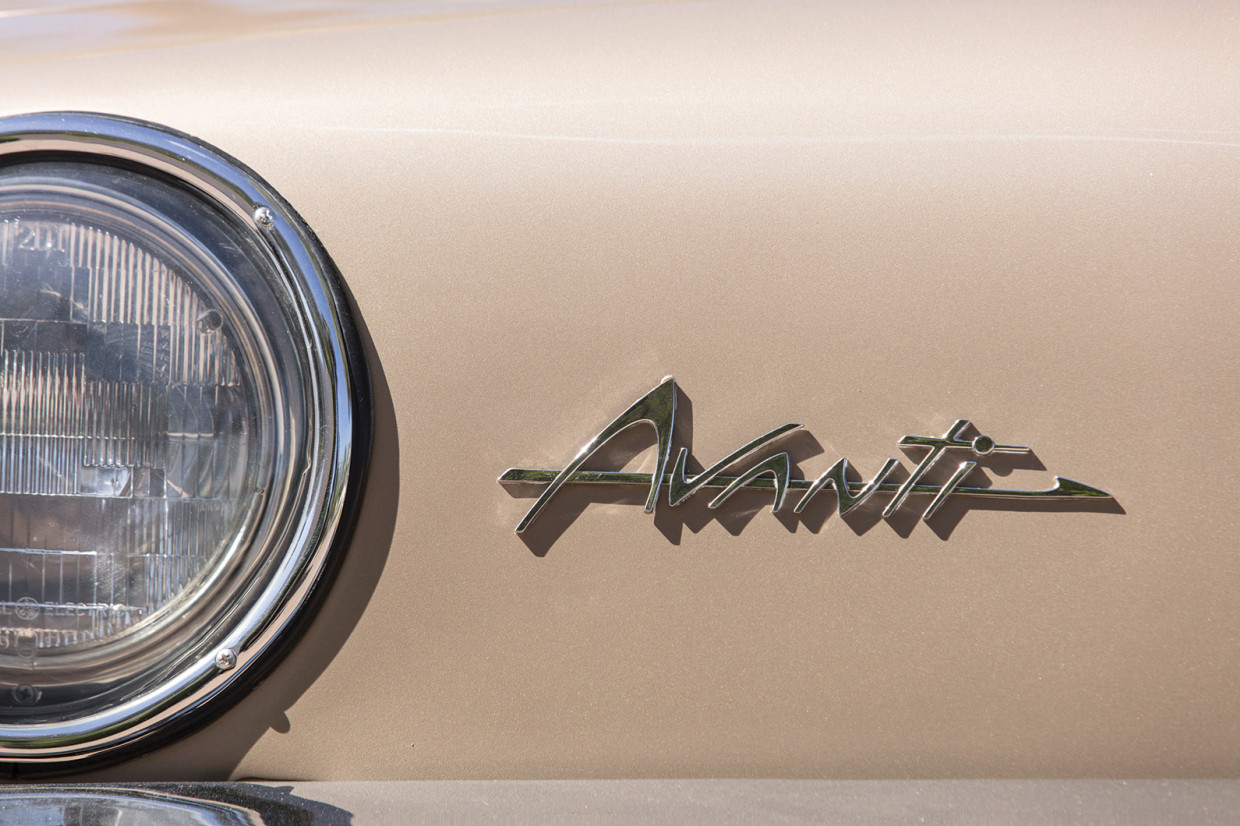 Studebaker Avanti classic car’s badge