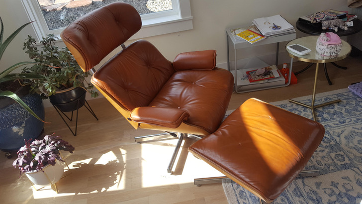 14 People Whose Flea Market Finds Brought Back Grandma’s Retro Style