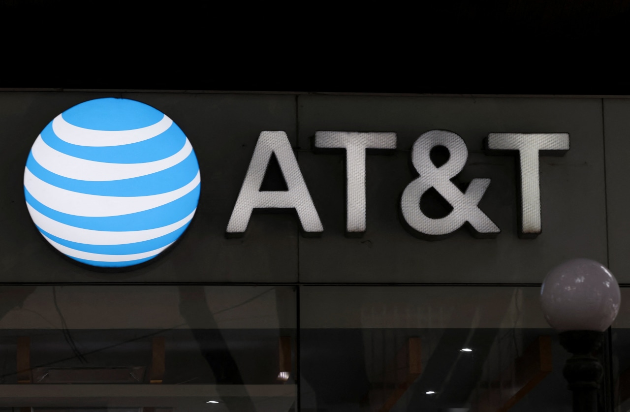 AT&T revenue rises on growth in postpaid phone, internet customers