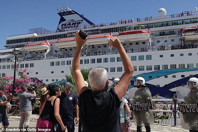 Hundreds demonstrate against the arrival of Israeli cruise passengers in Agios Nikolaos