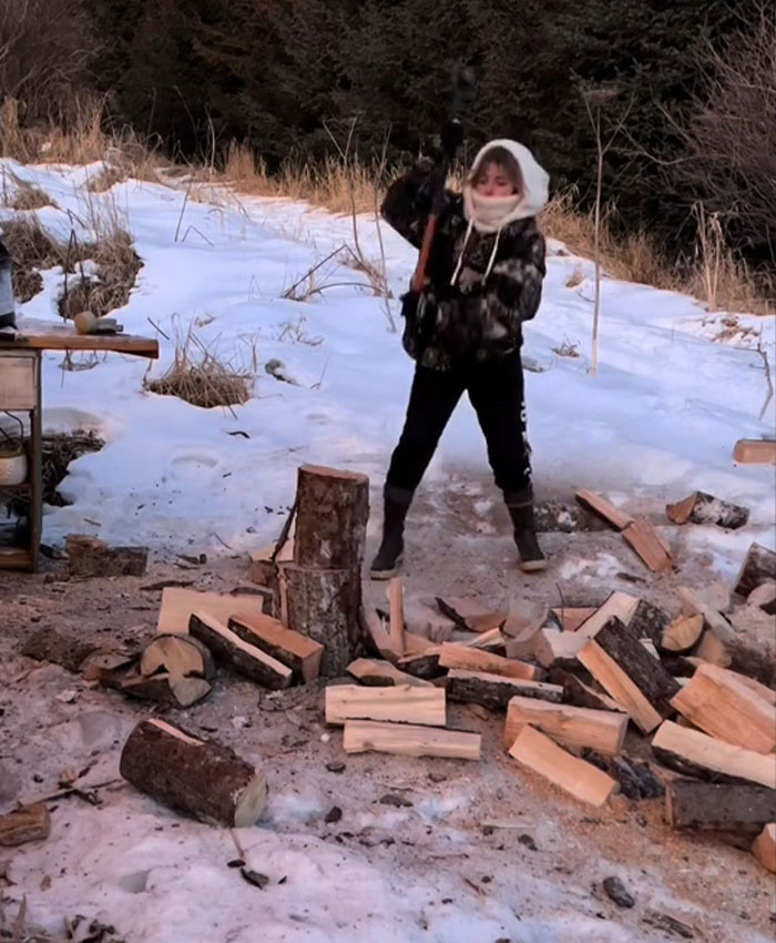 You Have No Worries: 19-Year-Old Lives In Remote Cabin She Rents For $275 A Month