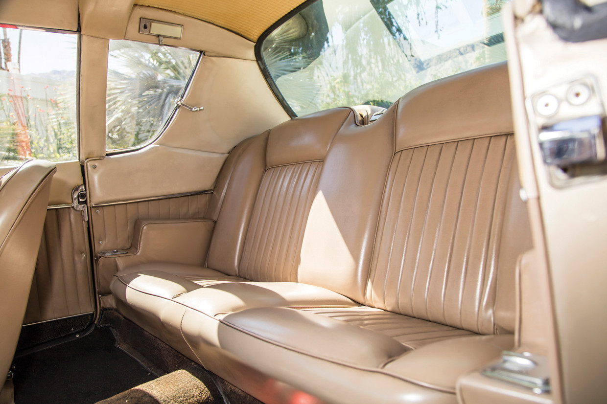 Studebaker Avanti classic car – rear seats