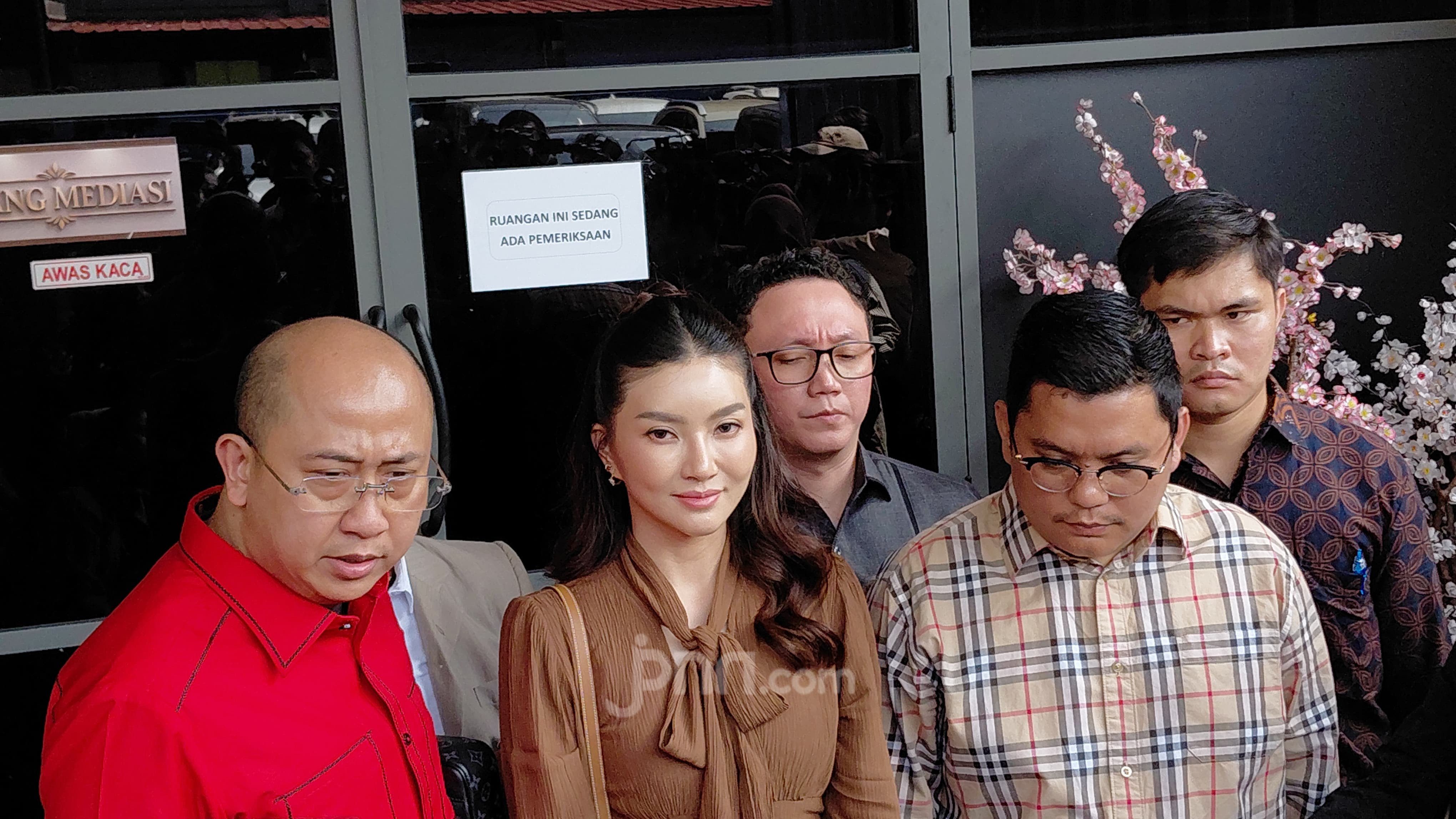 Sarwendah Didatangi Debt Collector hingga Amanda Manopo Ingin Lapor Polisi