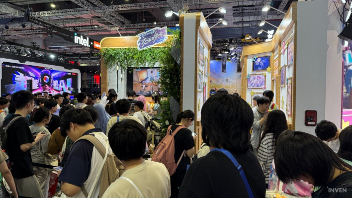 Ahead of the global CBT, a demo booth was set up at the Bilibili event, and the queue was packed with countless fans ©INVEN