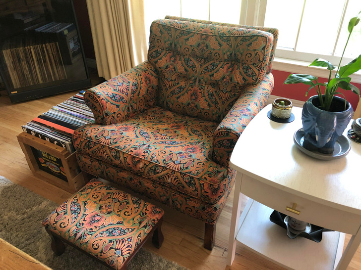 14 People Whose Flea Market Finds Brought Back Grandma’s Retro Style