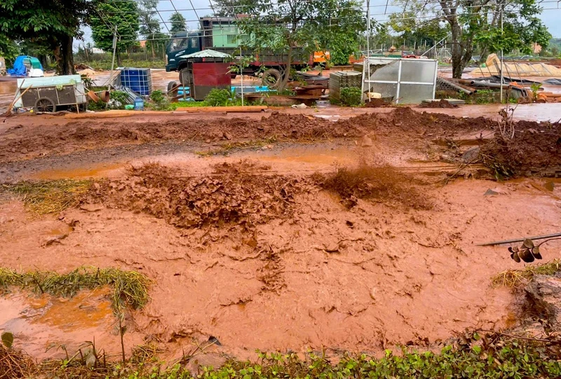 Sau tiếng động lớn từ lòng đất, giếng khoan ở Gia Lai phun trào khí và nước