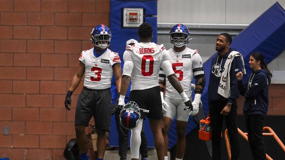 New York Giants outside linebacker Abdul Carter (3), linebacker Brian Burns (0) and linebacker Kayvon Thibodeaux