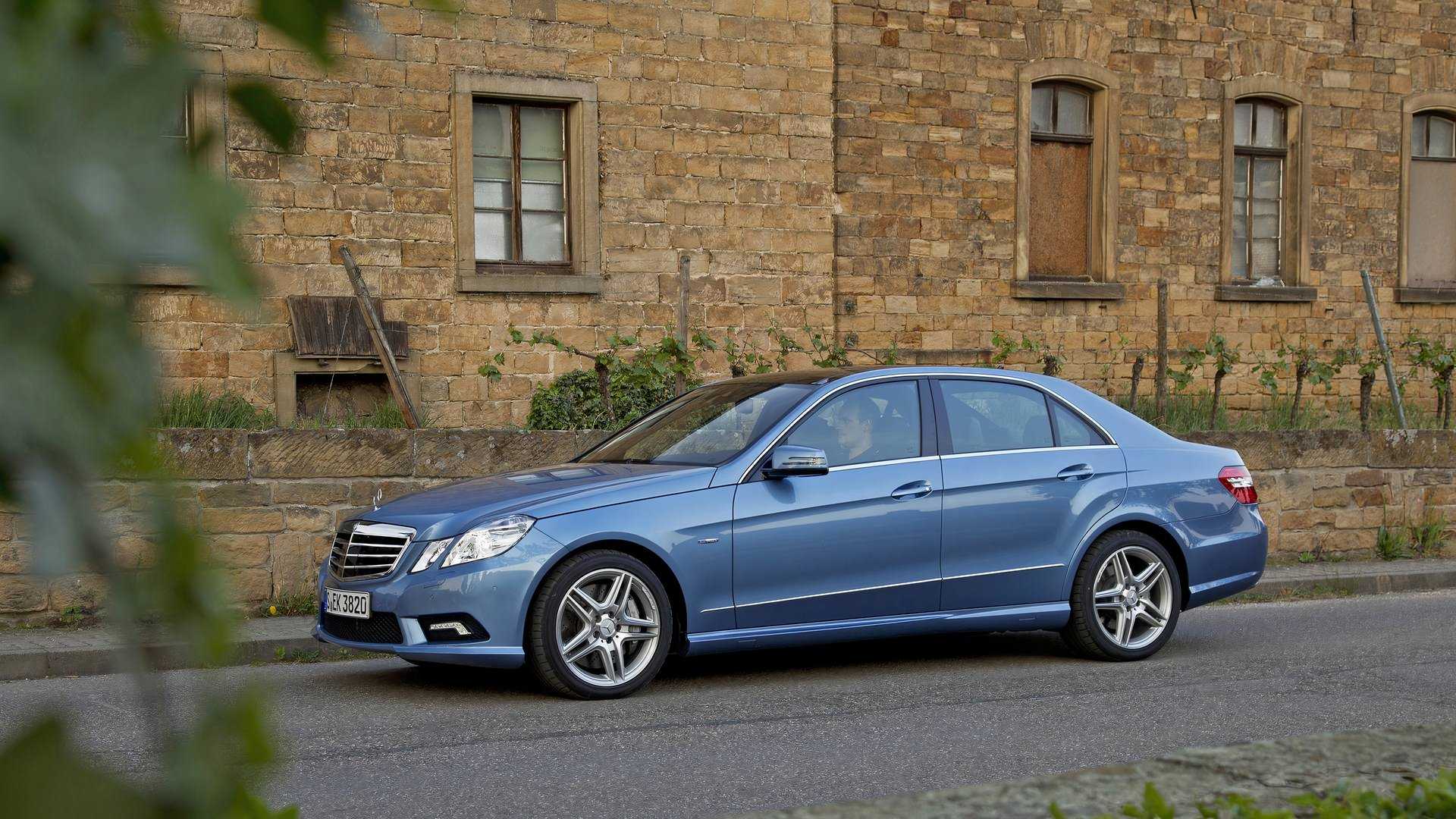 2010-2013 Mercedes-Benz E-Class Front Angle View