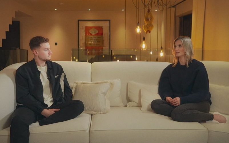 Jo Wilson talks with David Brooks on a sofa on TV programme