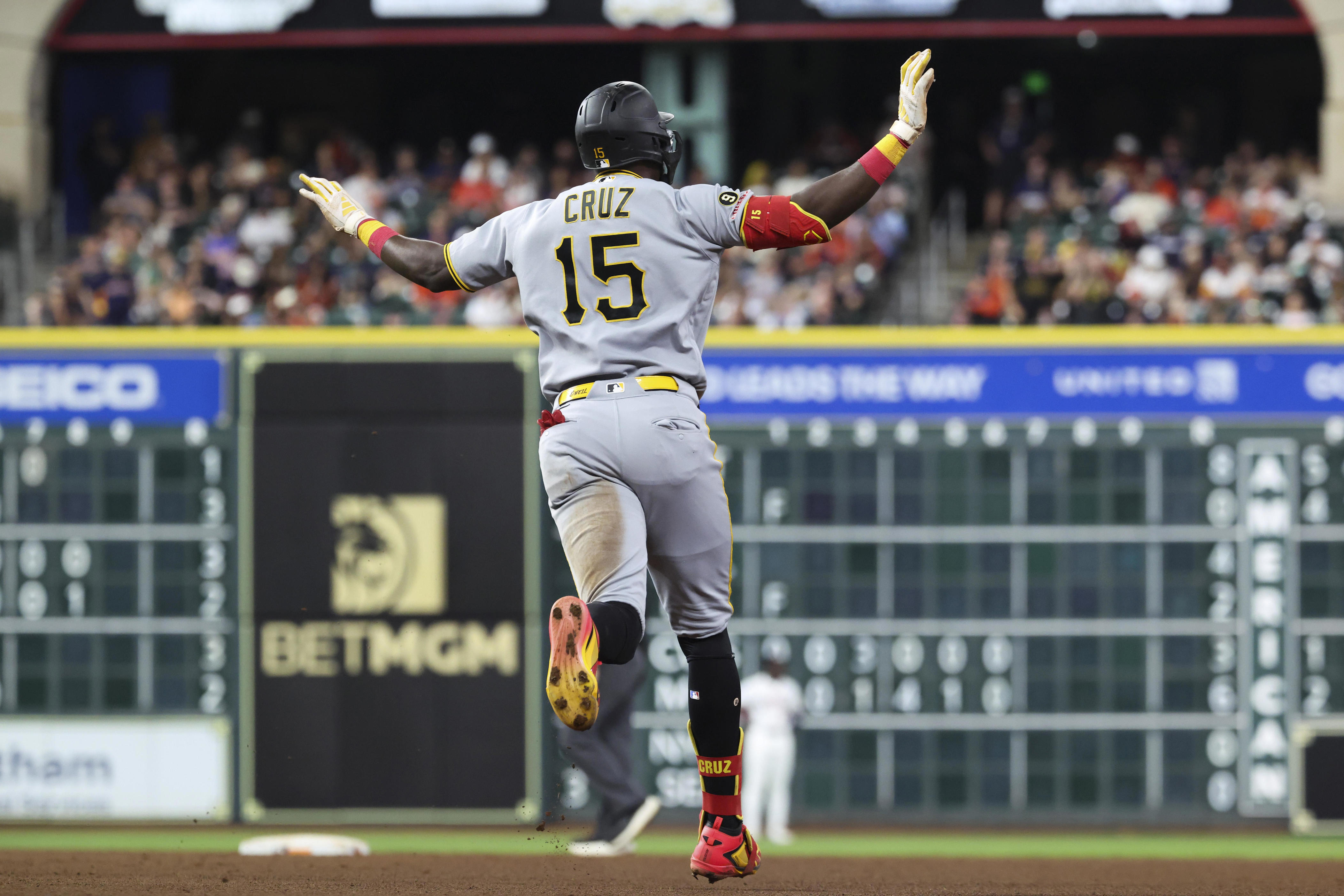 Pirates reportedly listening to offers for Oneil Cruz