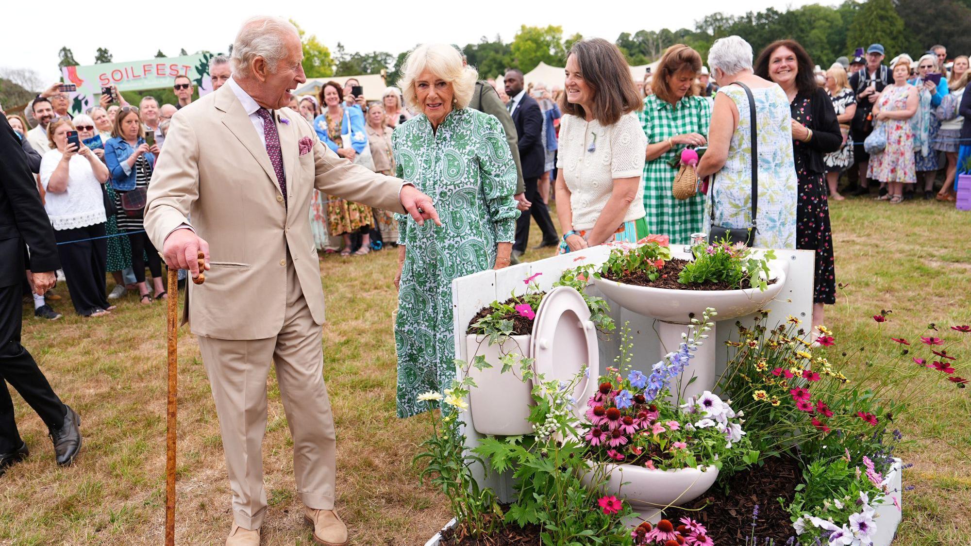 The King seemed rather tickled by this floral convenience spot