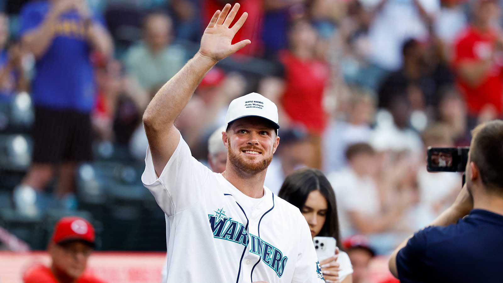 Watch Seahawks’ Sam Darnold bring Super Bowl aura to Mariners game