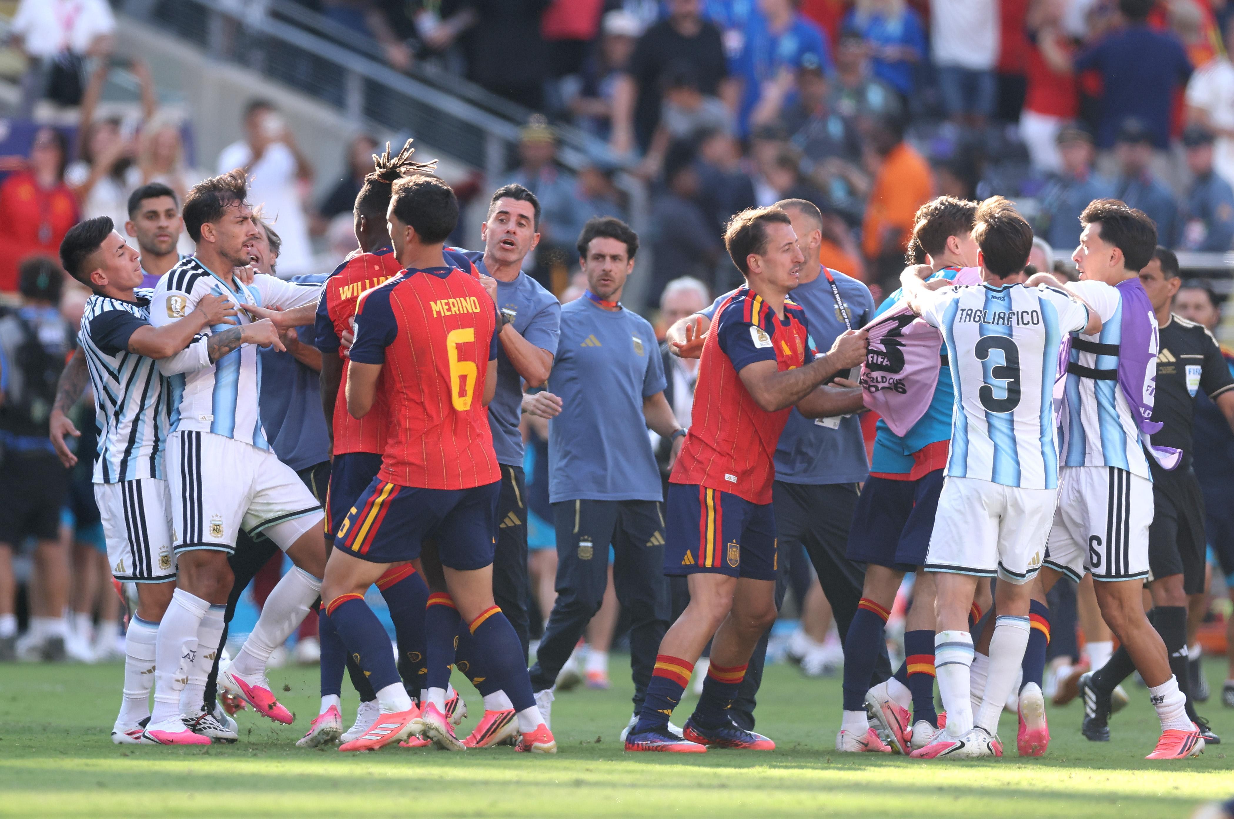 'It wasn't a punch' – Roberto Ayala apologizes for Dani Olmo clash after World Cup final